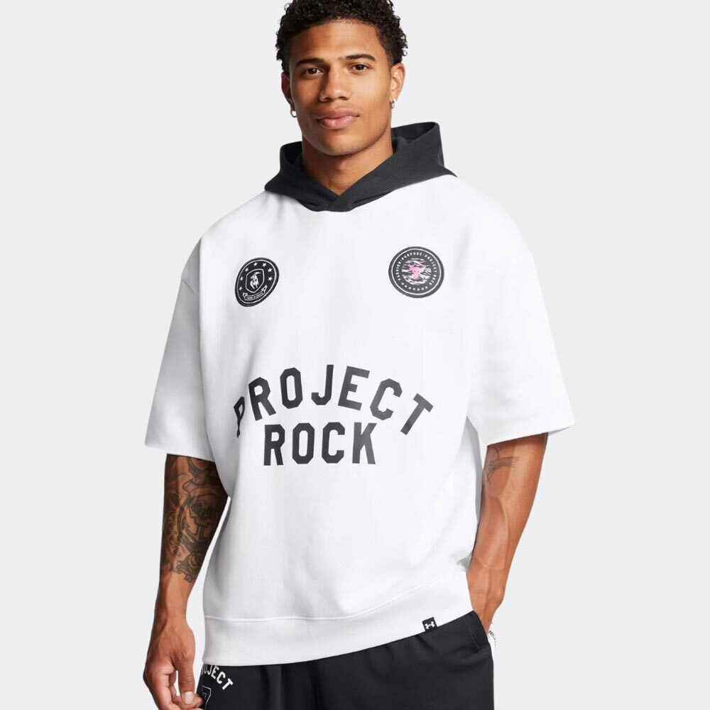 under_armour_project_rock_fouter_fleece_me_koukoula_leyko_1386886_100. Under Armour Project Rock Icon Fleece SS Hoodie Ανδρικό Φούτερ Κουκούλα 1386886-100 - Image 1